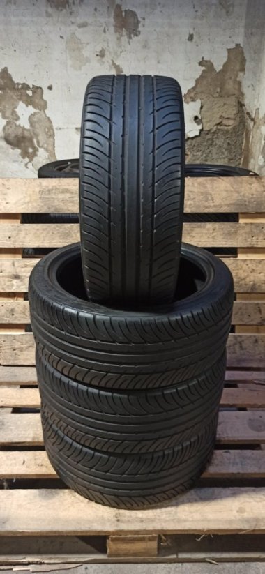 Kumho 215/40 R17 87W 2x4,5-5mm 2x3,5-4mm (Bazarové)