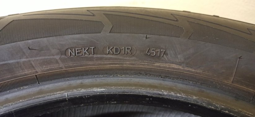 Goodyear 215/60 R17 96H 6 - 7,5 mm (Bazarové)