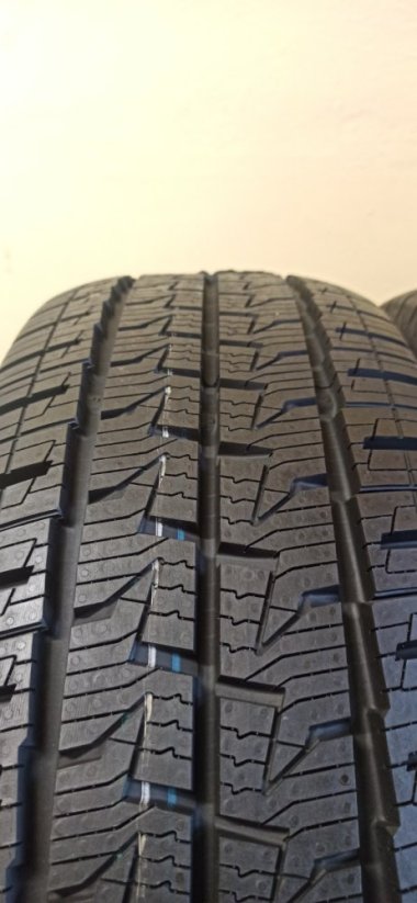Continental 215/65 R16C 109/107T 8,5mm (Bazarové)
