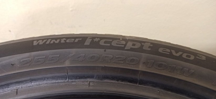 Hankook 225/40 R20 101W 5,5 - 6,5 mm (Bazarové)
