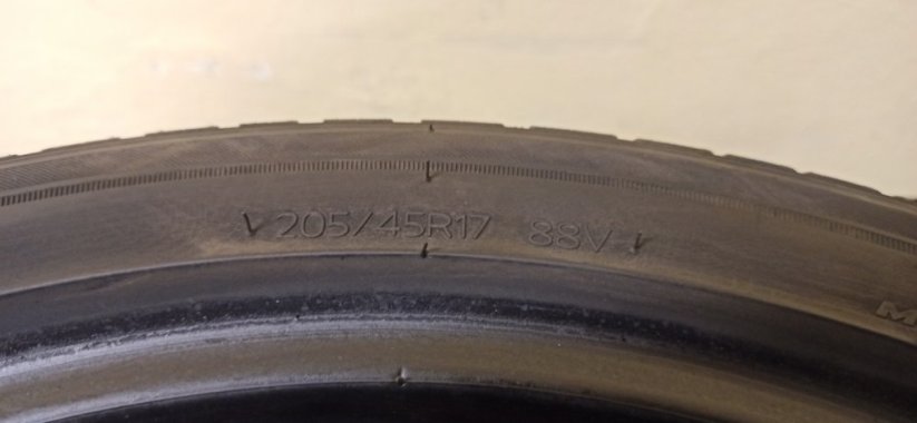 Hankook 205/45 R17 88V 5,5-6,5mm (Použité)