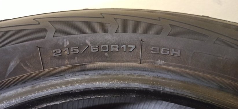 Goodyear 215/60 R17 96H 6 - 7,5 mm (Bazarové)