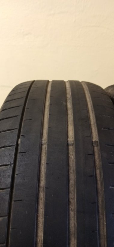 Falken Azenis 235/55 R17 103W 4,5mm (Použité)