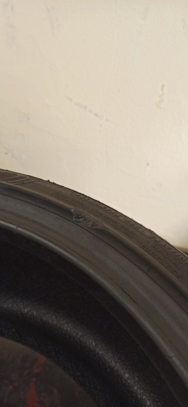 Goodyear 215/40 R18 89W 1x6,5-7,5mm 1x5,5-6mm (Použité)