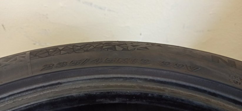 Nexen 235/45 R19 99V 6mm (Bazarové)