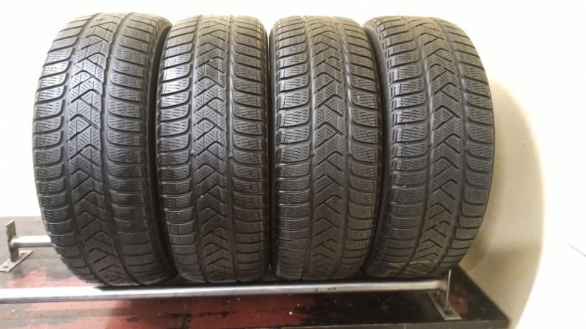 Pirelli Winter Sottozero 215/60 R16 95H 4 - 5 mm (Bazarové)