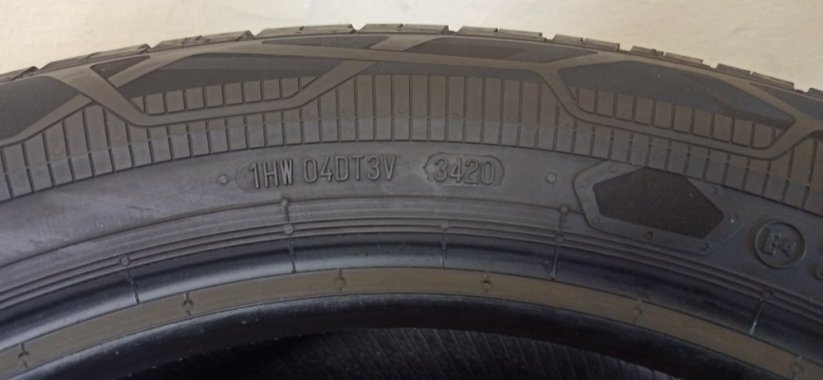 Continental 215/60 R17C 109/107T 104H 6,5mm+ (Bazarové)