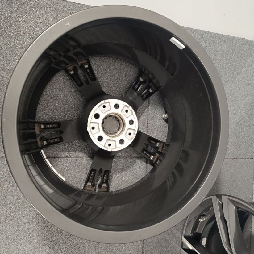 Alu kola BMW M5 (F90) dvourozměr 9,5'' + 10,5x19''