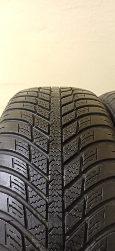 Nexen N blue 4 Seaosn WH17 215/60 R16 95H 4,5-5mm (Použité)