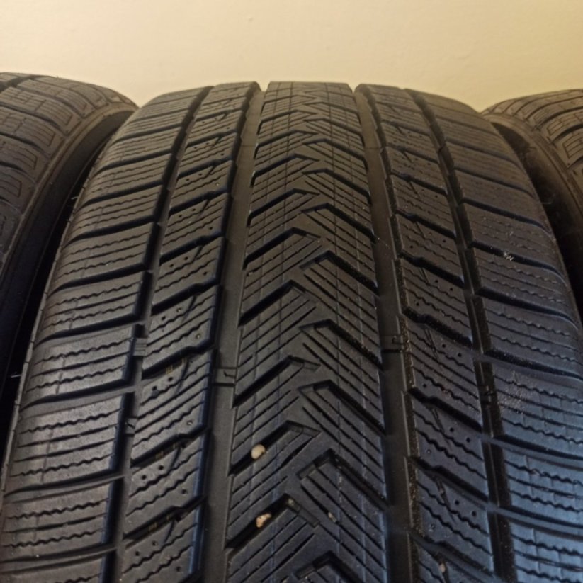 Gripmax Status Pro Winter 255/40 R21 102V 7 mm (Bazarové)