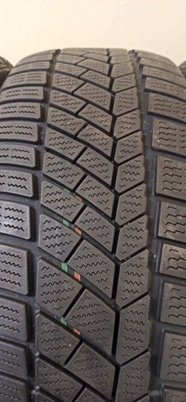 Continental 205/55 R17 95H 5 - 6 mm (Bazarové)