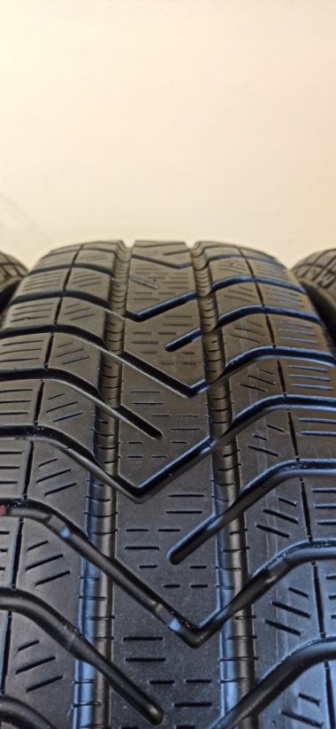 Pirelli 175/65 R15 88H 1x6,5mm; 3x5,5mm (Bazarové)