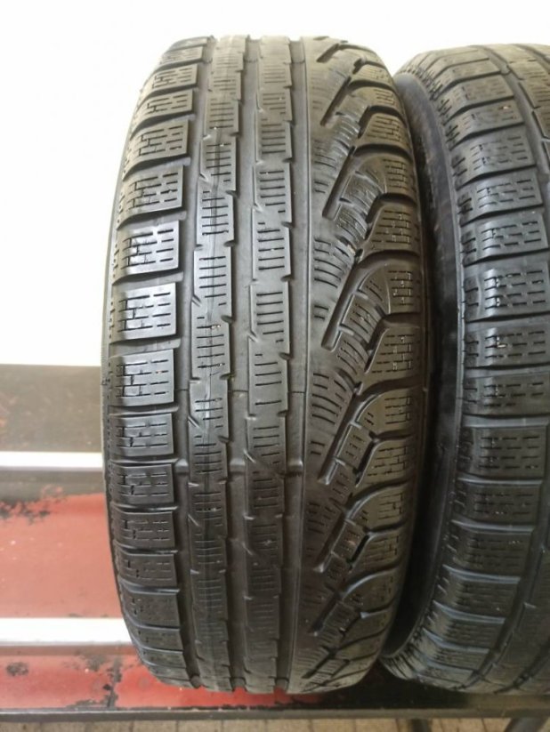 Pirelli 215/60 R17 96H 4,5-5,5mm (Bazarové)