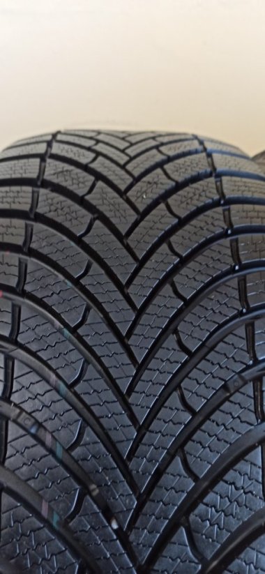Semperit 225/45 R19 96V 8-8,5mm (Bazarové)