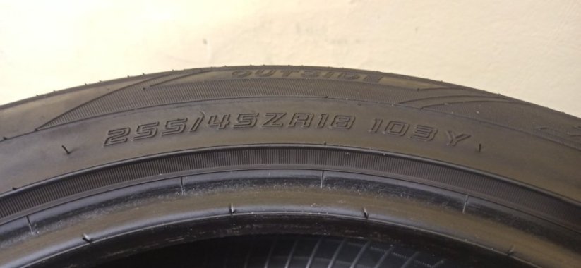 Falken Azenis FK510 255/45 R18 103Y 3,5-4,5mm (Použité)