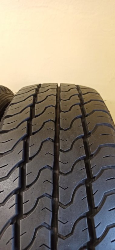 Dunlop econodrive 205/65 R16C 107/105T 7,5 - 8 mm (Bazarové)