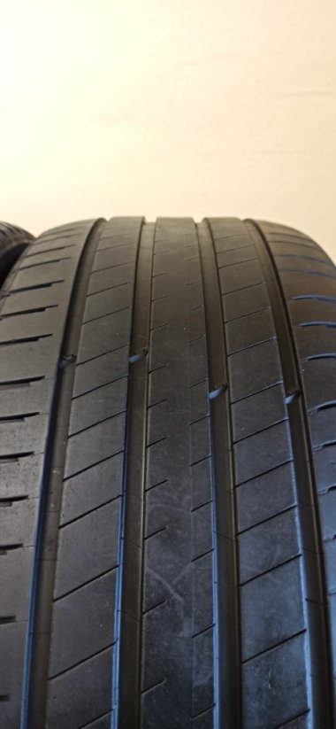 Michelin 255/45 R20 101W 1x4,5-5,5mm; 1x3,5-4,5mm (Použité)