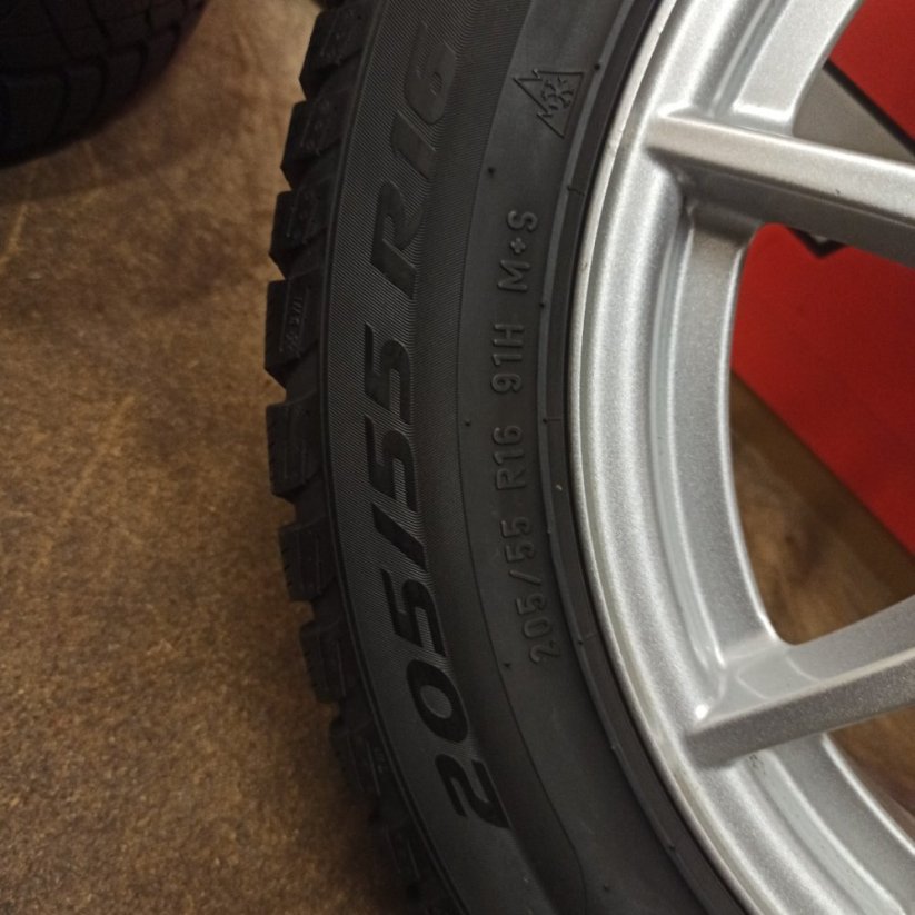 ALU kola Mercedes A,B,CLA ET49 zimní pneu205/55R16
