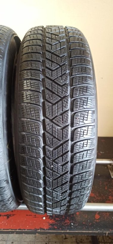 Pirelli 215/65 R17 99H 6-6,5mm (Bazarové)