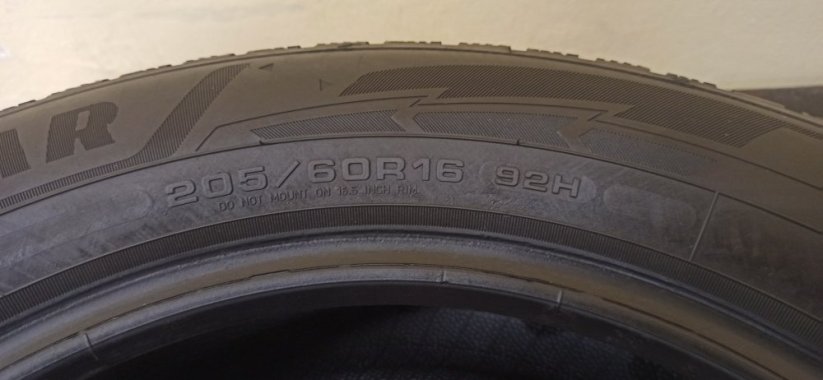 Goodyear UltraGrip 205/60 R16 92H 4,5 - 5 mm (Bazarové)