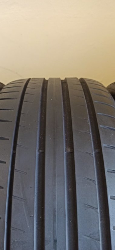 Goodyear 245/40 R18 93H 3,5 - 5 mm (Bazarové)