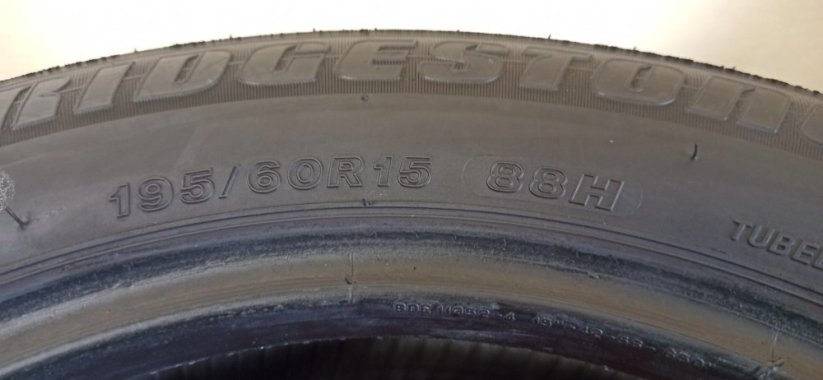 Bridgestone 195/60 R15 88H 1x5-5,5mm 1x4,5mm (Použité)
