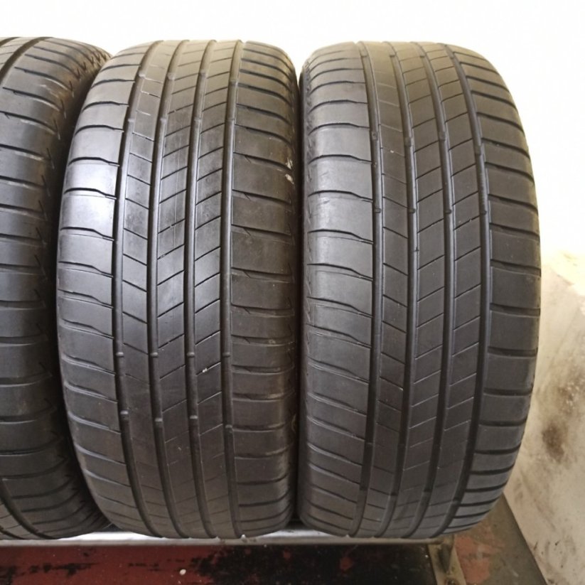 Bridgestone 215/55 R17 94V 2x4,5-5mm 2x3,5-4mm (Použité)