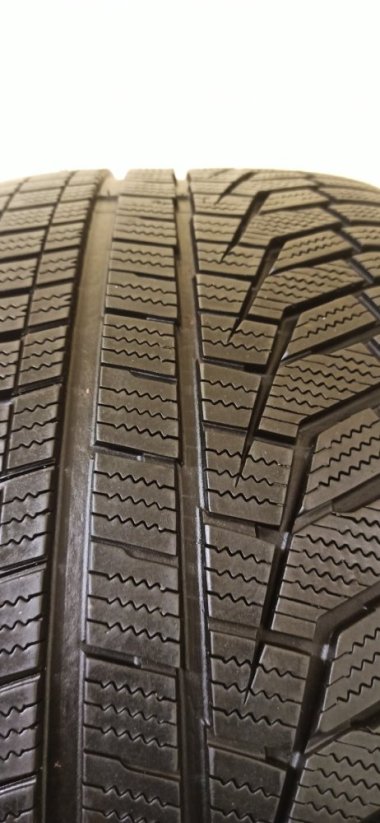 Hankook Winter icept evo 2 255/35 R19 96V 5,5 mm (Bazarové)