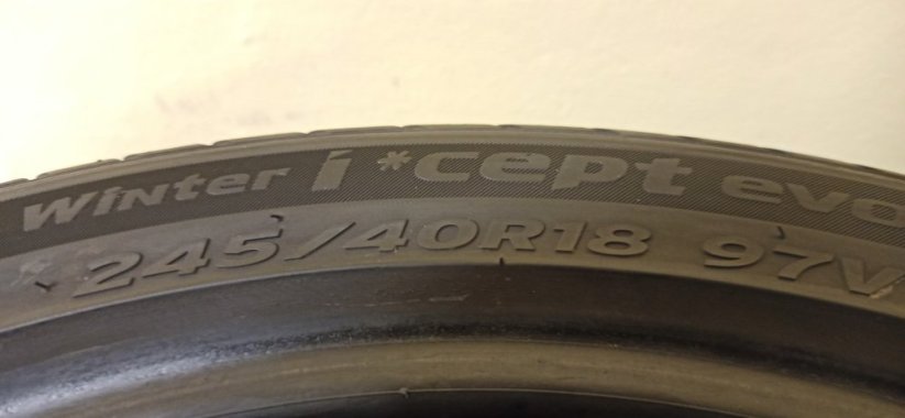 Hankook Winter icept evo2 245/40 R18 97V 3,5-4,5mm (Bazarové)