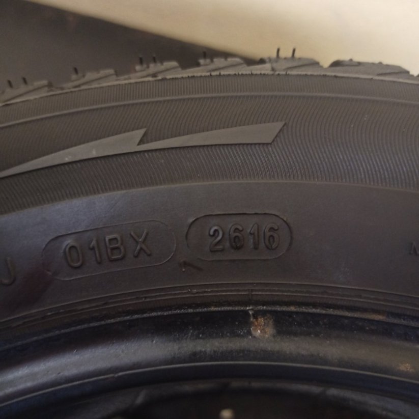 Michelin 185/60 R15 88H 2x6,5mm; 2x5,5-6mm (Bazarové)