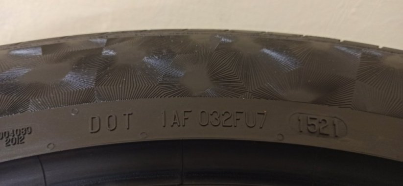 Continental PremiumContact 255/45 R20 105H 3-4 mm (Bazarové)
