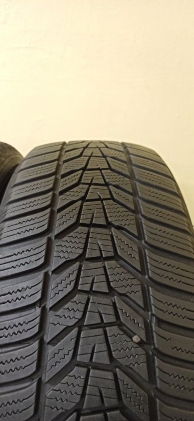 Hankook Winter icept evo 215/60 R17 96H 5,5-6,5mm (Bazarové)