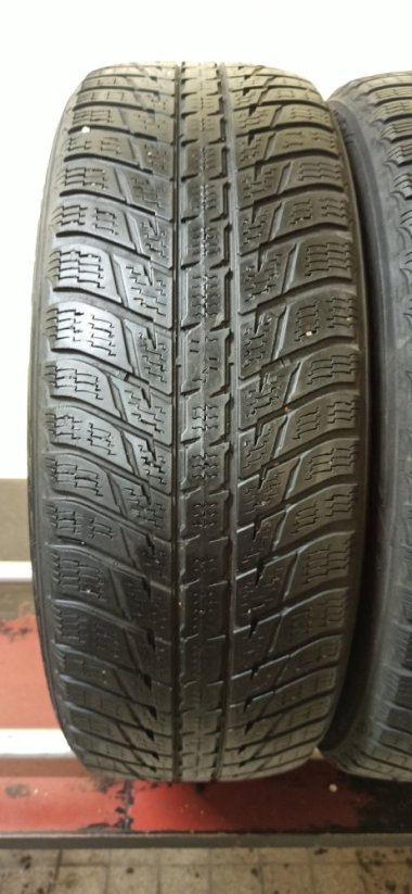 Nokian 225/60 R18 104H 1x5mm; 1x4,5mm (Bazarové)