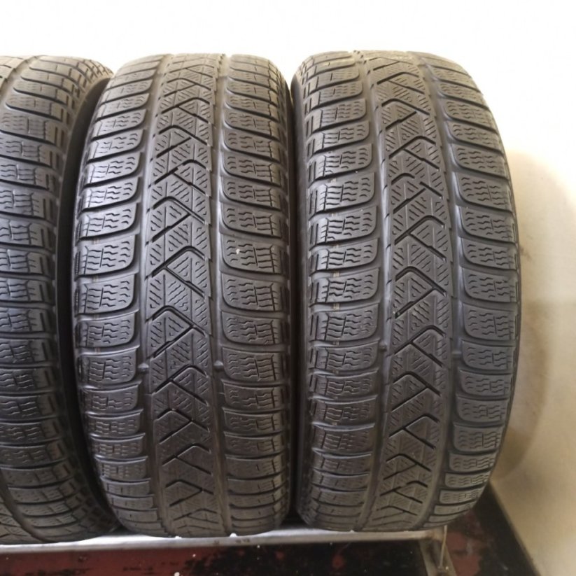 Pirelli Winter Sottozero 215/60 R16 95H 4 - 5 mm (Bazarové)