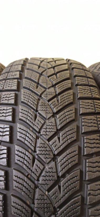 Goodyear 215/60 R17 96H 6 - 7,5 mm (Bazarové)