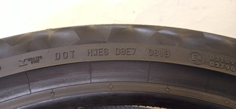 Continental 235/45 R19 99V 1x7mm 1x6mm (Bazarové)
