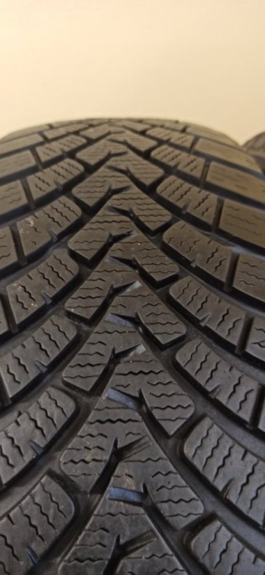 Falken Eurowinter 215/65 R17 99H 5,5-6,5mm (Bazarové)