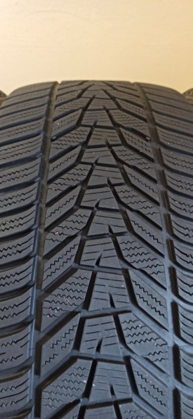 Hankook 225/40 R20 101W 5,5 - 6,5 mm (Bazarové)