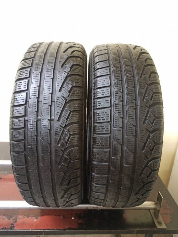 Pirelli 215/60 R17 96H 4,5-5,5mm (Bazarové)