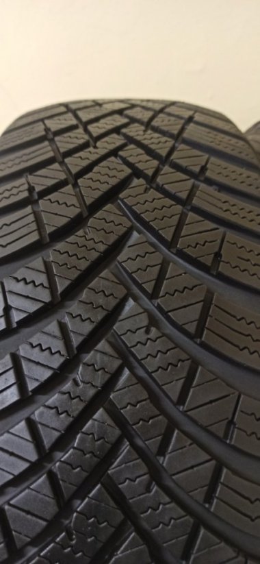 Hankook 185/60 R15 88T 6 - 6,5 mm (Bazarové)