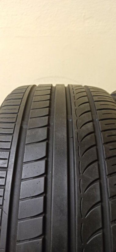 Austone 235/40 R19 96Y 5-6mm (Bazarové)
