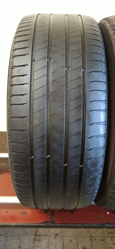 Michelin 255/45 R20 101W 1x4,5-5,5mm; 1x3,5-4,5mm (Použité)