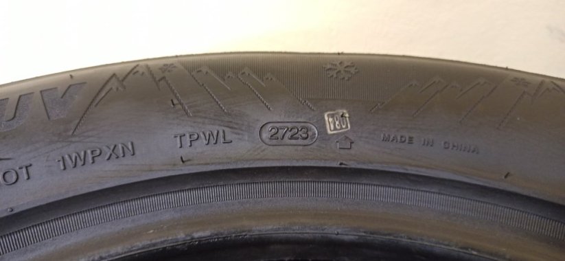 Davanti Wintoura SUV (XL) 235/55 R18 104V 8,5 mm (Bazarové)