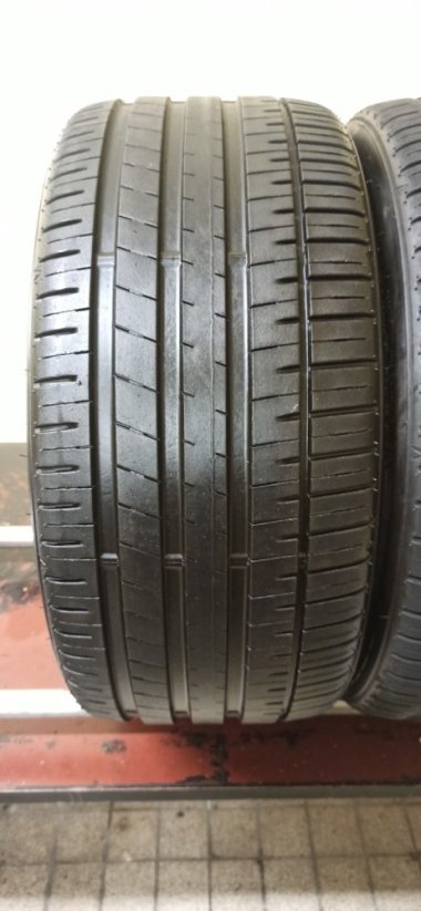 Falken 245/35 R19 93Y 5,5-6mm (Bazarové)