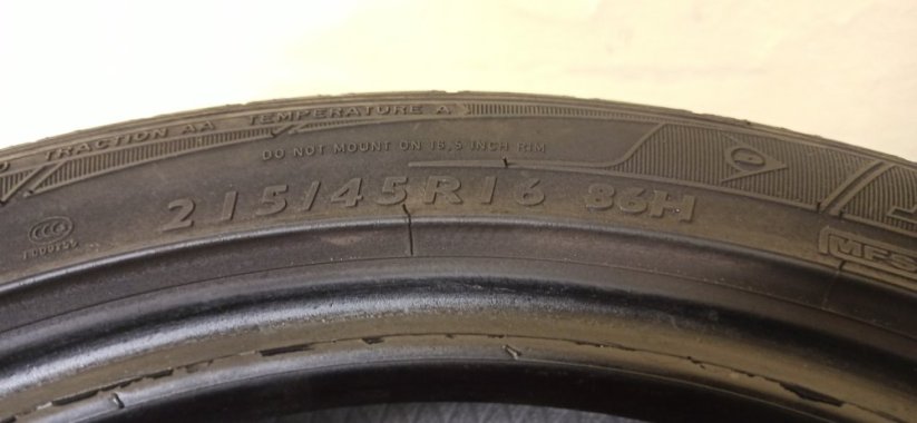 Dunlop 215/45 R16 86H 5mm (Bazarové)