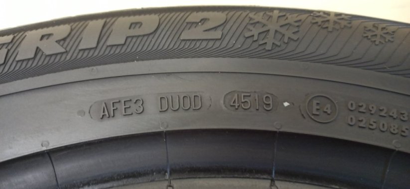 Semperit 215/65 R17 99H 1x6,5-7,5mm; 3x4-5mm (Bazarové)
