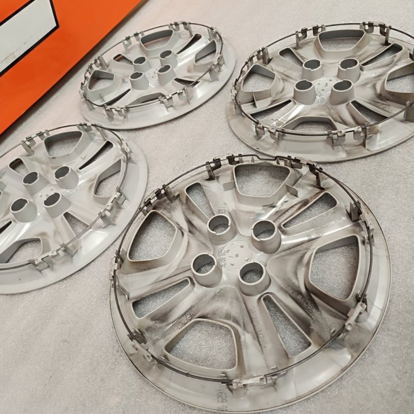 Poklice Opel Corsa 15" TOP STAV (použité)