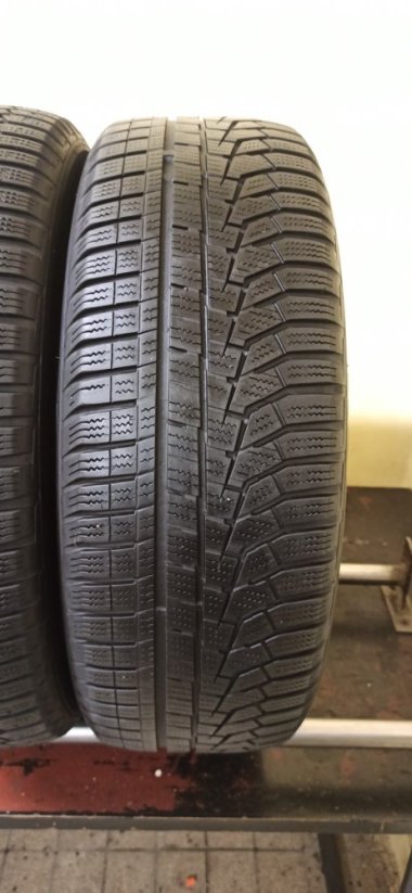 Hankook Winter icept evo 2 215/60 R17 96H 4 – 5 mm (Bazarové)