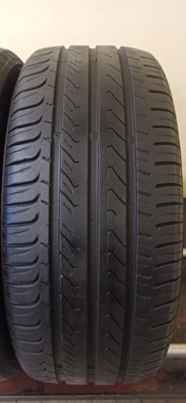 GT Radial Champiro FE1 215/55 R16 97W 4,5 mm (Použité)