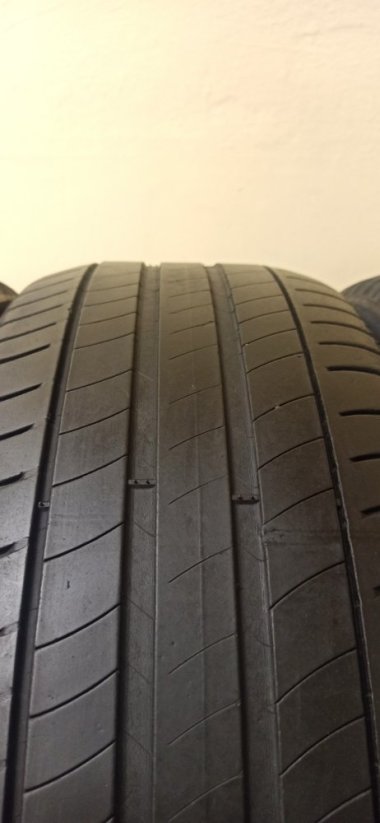 Michelin 215/50 R18 92W 3,5-4mm (Bazarové)